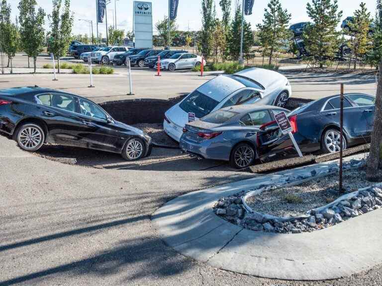 Sinkhole avale 4 véhicules dans le parking d’un concessionnaire automobile d’Edmonton