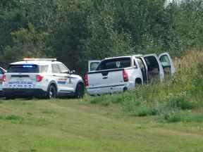 Des policiers et des enquêteurs sont vus sur le bord de la route à l'extérieur de Rosthern, en Saskatchewan, le mercredi 7 septembre 2022.