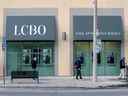 Des gens attendent à l'extérieur de la LCBO pour acheter de l'alcool à Toronto.