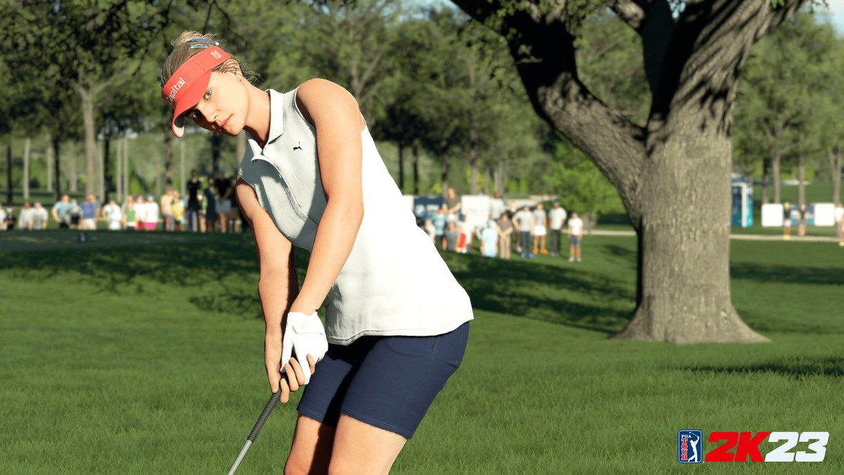 Lexi Thompson dans PGA Tour 2K23, portant une visière rouge et un gant de golf blanc, regarde le roulement de son putt.