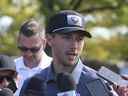 Michael Bunting des Maple Leafs de Toronto s'adresse aux médias lors de la tenue de leur Classique de golf de bienfaisance Leafs & Legends au RattleSnake Point Golf Club de Milton à Toronto le lundi 19 septembre 2022.  