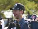 Michael Bunting des Maple Leafs de Toronto s'adresse aux médias lors de la tenue de leur Classique de golf de bienfaisance Leafs & Legends au RattleSnake Point Golf Club de Milton à Toronto le lundi 19 septembre 2022. 