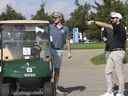 Adam Gaudette (à la voiturette de golf) était aux Maple Leafs de Toronto alors qu'ils tenaient leur classique de golf de bienfaisance Leafs & Legends au RattleSnake Point Golf Club à Milton à Toronto le lundi 19 septembre 2022.  