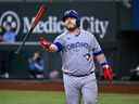 11 sept. 2022 ;  Arlington, Texas, États-Unis ;  Le receveur des Blue Jays de Toronto, Alejandro Kirk, lance sa batte après avoir frappé contre les Rangers du Texas lors de la huitième manche au Globe Life Field.  