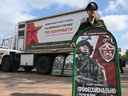 Un militaire russe se tient à côté d'un centre de recrutement mobile pour le service militaire.  17 septembre 2022. REUTERS/Sergey Pivovarov