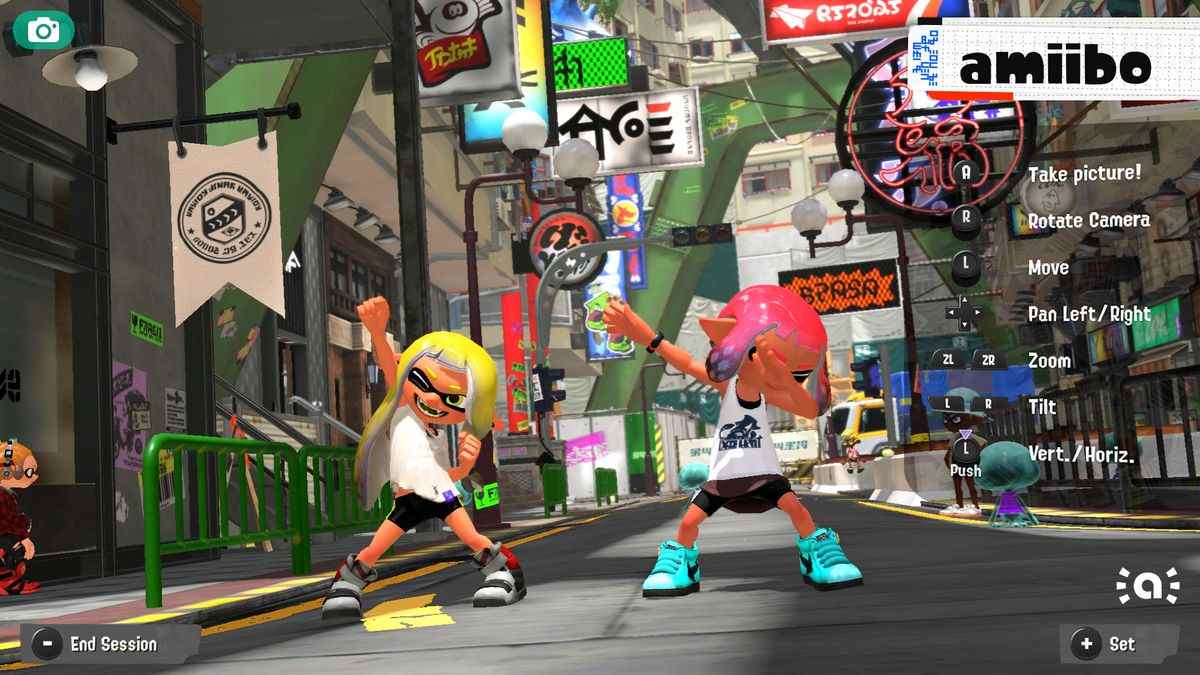 Une image de deux personnages émouvants dans Splatoon 3. L'un est en train de tamponner.