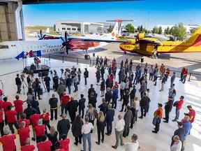 Le premier ministre de l'Alberta, Jason Kenney, prend la parole lors de l'annonce officielle dans un hangar De Havilland à l'aéroport international de Calgary mercredi.