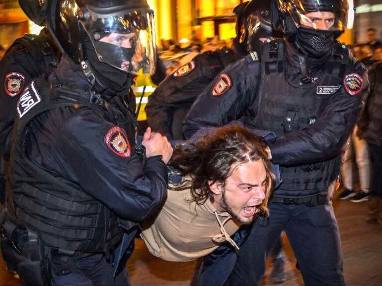 Les manifestants russes anti-draft reçoivent l’ordre de s’enrôler, selon un groupe de défense des droits