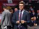 Le directeur général Kyle Dubas des Maple Leafs de Toronto regarde depuis le repêchage avant la deuxième ronde du repêchage de la LNH Upper Deck 2022 au Centre Bell le 08 juillet 2022 à Montréal, Québec, Canada.