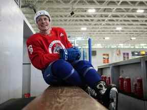 L'ailier recrue des Canucks Andrey Kuzmenko est tout sourire sur le banc lors de la première journée du camp d'entraînement des Canucks à Whistler jeudi.