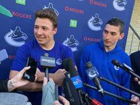 Les joueurs russes Andrey Kuzmenko (à gauche) et Ilya Mikheyev (à droite) au camp d'entraînement des Canucks à Whistler jeudi.  (Photo: Patrick Johnston)