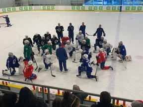 Sur la glace au camp d'entraînement des Canucks à Whistler jeudi.  (Photo: Patrick Johnston)