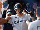 18 sept. 2022 ;  Milwaukee, Wisconsin, États-Unis ;  Le voltigeur du centre des Yankees de New York Aaron Judge (99) célèbre avec ses coéquipiers dans l'abri après avoir frappé un coup de circuit lors de la septième manche contre les Milwaukee Brewers à l'American Family Field. 