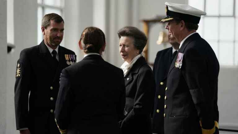 Anne rencontre des membres des forces armées pour offrir ses remerciements pour ses rôles dans les funérailles de Queen