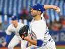 Le lanceur partant des Blue Jays de Toronto, Julian Merryweather, lance à un frappeur des Rays de Tampa Bay lors de la première manche de l'action de baseball de la Ligue américaine lors du premier match d'une double tête à Toronto, le mardi 13 septembre 2022.  