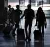 Les voyageurs traversent le niveau des départs du terminal 1 de l'aéroport international Pearson de Toronto le mardi 14 juin 2022. 