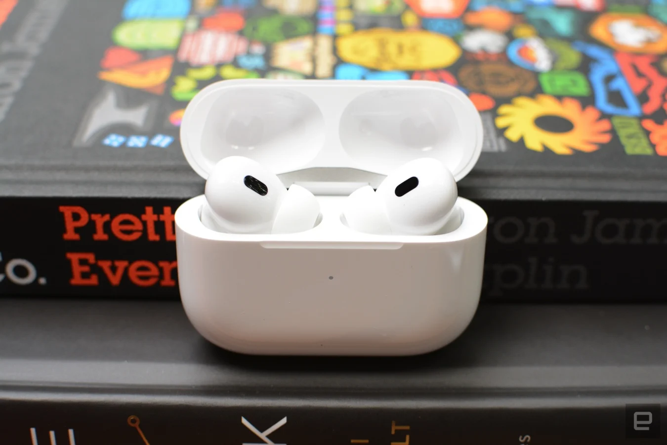 Malgré la conception inchangée, Apple a intégré un assortiment de mises à jour dans les nouveaux AirPods Pro.  Toutes les commodités du modèle 2019 sont également présentes, ainsi que des ajouts tels que la transparence adaptative, l'audio spatial personnalisé et un nouveau geste tactile.  Il est possible d'affiner davantage la formule familière, mais Apple a donné aux propriétaires d'iPhone plusieurs raisons de mettre à niveau.