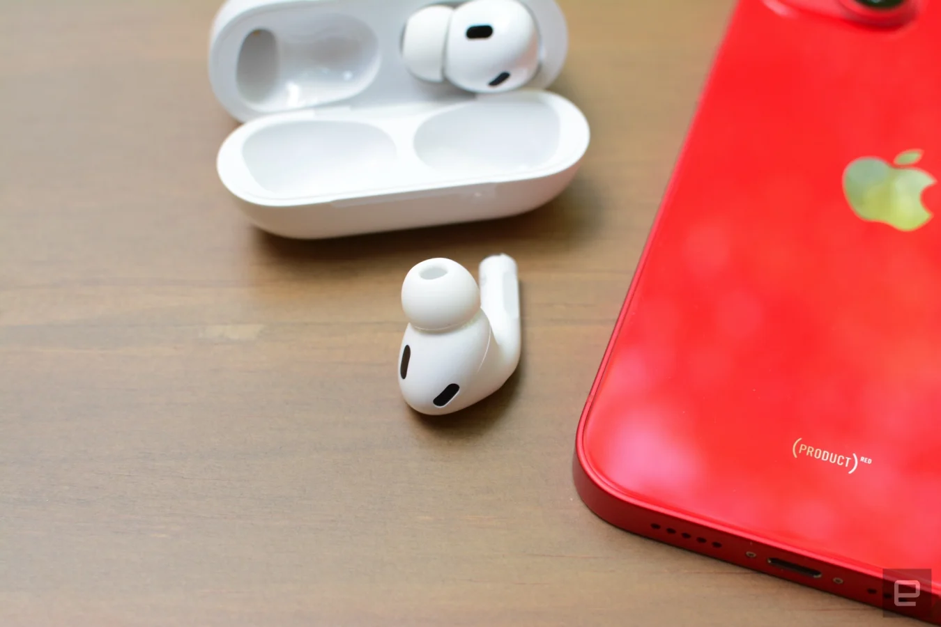 Malgré la conception inchangée, Apple a intégré un assortiment de mises à jour dans les nouveaux AirPods Pro.  Toutes les commodités du modèle 2019 sont également présentes, ainsi que des ajouts tels que la transparence adaptative, l'audio spatial personnalisé et un nouveau geste tactile.  Il est possible d'affiner davantage la formule familière, mais Apple a donné aux propriétaires d'iPhone plusieurs raisons de mettre à niveau.