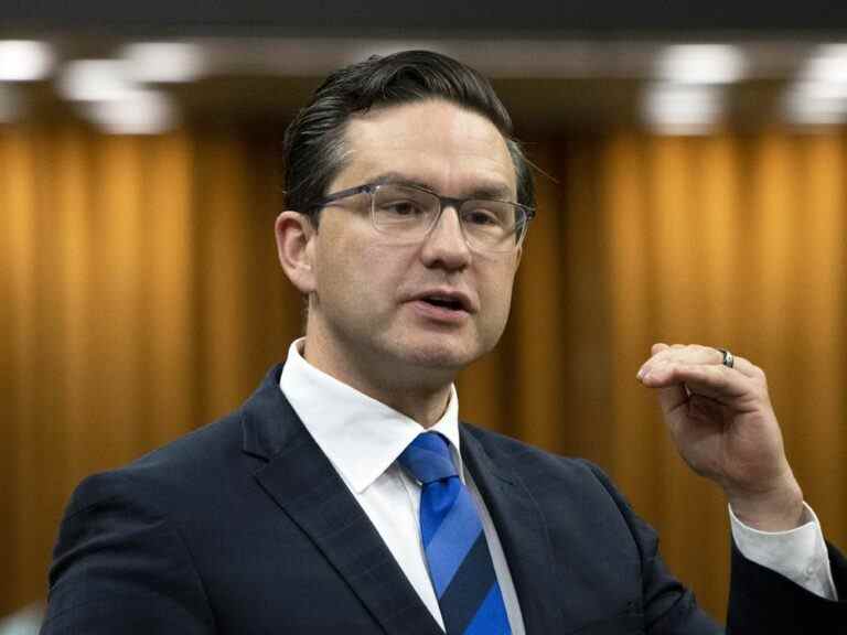 Libéraux et NPD ne tardent pas à attaquer Poilievre à l’ouverture de la session d’automne