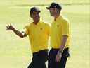 Sebastian Munoz de Colombie et l'équipe internationale et Taylor Pendrith du Canada marchent ensemble lors d'une ronde d'entraînement avant la Coupe des présidents 2022 au Quail Hollow Country Club mercredi.