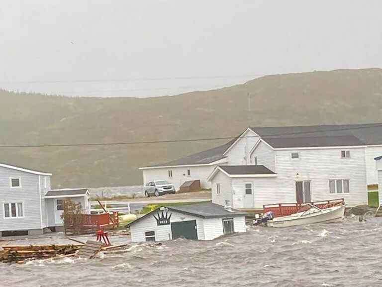 Une femme de Terre-Neuve portée disparue après que Fiona a balayé des maisons dans la mer et fait des ravages sur la côte est