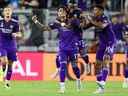 L'attaquant d'Orlando City Facundo Torres (17 ans) célèbre après avoir marqué un but contre le Toronto FC en première mi-temps au stade Exploria.