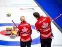 Jocelyn Peterman et Brett Gallant du Canada réfléchissent à leur prochain coup au Championnat du monde de curling double mixte 2022, Genève, Suisse.