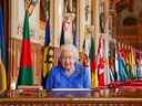 Dans une image non datée publiée le 7 mars 2021, la reine Elizabeth signe son message annuel du jour du Commonwealth au St. George's Hall du château de Windsor, pour marquer le jour du Commonwealth, à Windsor, en Angleterre. 