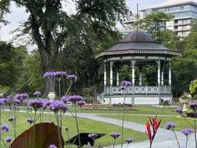 Un kiosque à musique en bois construit en 1887 et récemment rénové accueille des concerts d'été au cœur des jardins du centre-ville d'Halifax.