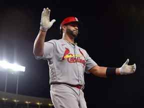 Le frappeur désigné des cardinaux Albert Pujols réagit après avoir frappé un circuit de deux points contre les Dodgers lors de la troisième manche au Dodger Stadium de Los Angeles, le vendredi 23 septembre 2022. Le circuit était le 699e de sa carrière.