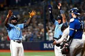 Le voltigeur gauche des Rays Randy Arozarena (à gauche) et le frappeur désigné Harold Ramirez (43 ans) célèbrent après avoir marqué en cinquième manche contre les Blue Jays au Tropicana Field de Saint-Pétersbourg, en Floride, le vendredi 23 septembre 2022.