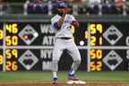 Teoscar Hernandez des Blue Jays de Toronto réagit après avoir frappé un doublé lors de la troisième manche contre les Phillies de Philadelphie.