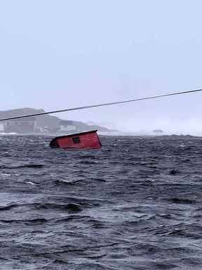 Ce 24 septembre 2022, image reproduite avec l'aimable autorisation de Michael King, conseiller spécial du premier ministre de Terre-Neuve-et-Labrador Andrew Furey, et de sa famille, montre les dommages causés par la tempête post-tropicale Fiona sur les îles Burnt à Terre-Neuve-et-Labrador.