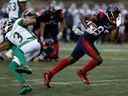 Le receveur des Alouettes de Montréal Eugene Lewis secoue le demi défensif des Roughriders de la Saskatchewan Nick Marshall à Montréal le 23 juin 2022.