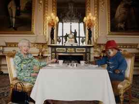 Image non datée de la reine Elizabeth et de l'ours Paddington de Grande-Bretagne prenant un thé à la crème au palais de Buckingham, tirée d'un film qui a été présenté à la BBC's Platinum Party au Palais.  Sortie le 4 juin 2022.