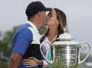 Brooks Koepka, à gauche, embrasse Jena Sims après avoir remporté le tournoi de golf PGA Championship, dimanche 19 mai 2019, à Bethpage Black à Farmingdale, NY 