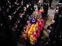 Le roi Charles III et Camilla, reine consort, suivent derrière le cercueil de la reine Elizabeth II alors qu'il est transporté dans la chapelle Saint-Georges du château de Windsor, pour le service d'engagement lundi.  Un enterrement privé devait suivre.