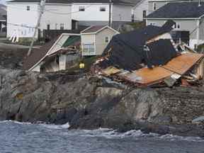 Une personne regarde vers la mer après l'arrivée de l'ouragan Fiona à Port Aux Basques, Terre-Neuve, Canada le 25 septembre 2022.