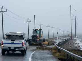 Les équipes de la route nettoient les débris causés par la tempête post-tropicale Fiona sur Les ?les-de-la-Madeleine, au Québec, le samedi 24 septembre 2022. Les inondations côtières demeurent une menace pour certaines parties de la Nouvelle-Écosse et de l'Île-du-Prince-Édouard, y compris le Détroit de Northumberland, la région du golfe du Saint-Laurent incluant les Îles-de-la-Madeleine et l'est du Nouveau-Brunswick, le sud-ouest de Terre-Neuve, l'estuaire du Saint-Laurent et la Basse-Côte-Nord du Québec.