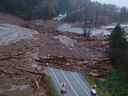 Les équipes de l'autoroute évaluent les dommages lors d'un ravinement de l'autoroute 7, l'une des deux autoroutes reliant le Lower Mainland à Hope, en Colombie-Britannique, et les communautés au-delà.  Une cascade de ravinements catastrophiques a bloqué tous les accès routiers, ferroviaires et pipeliniers entre la côte de la Colombie-Britannique et le reste du Canada. 