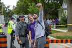 La police a été traitée comme des célébrités lorsque des milliers d'étudiants se sont rassemblés sur Broughdale Avenue lors du week-end des retrouvailles de l'Université Western à Londres le samedi 24 septembre 2022. Derek Ruttan/The London Free Press/Postmedia Network