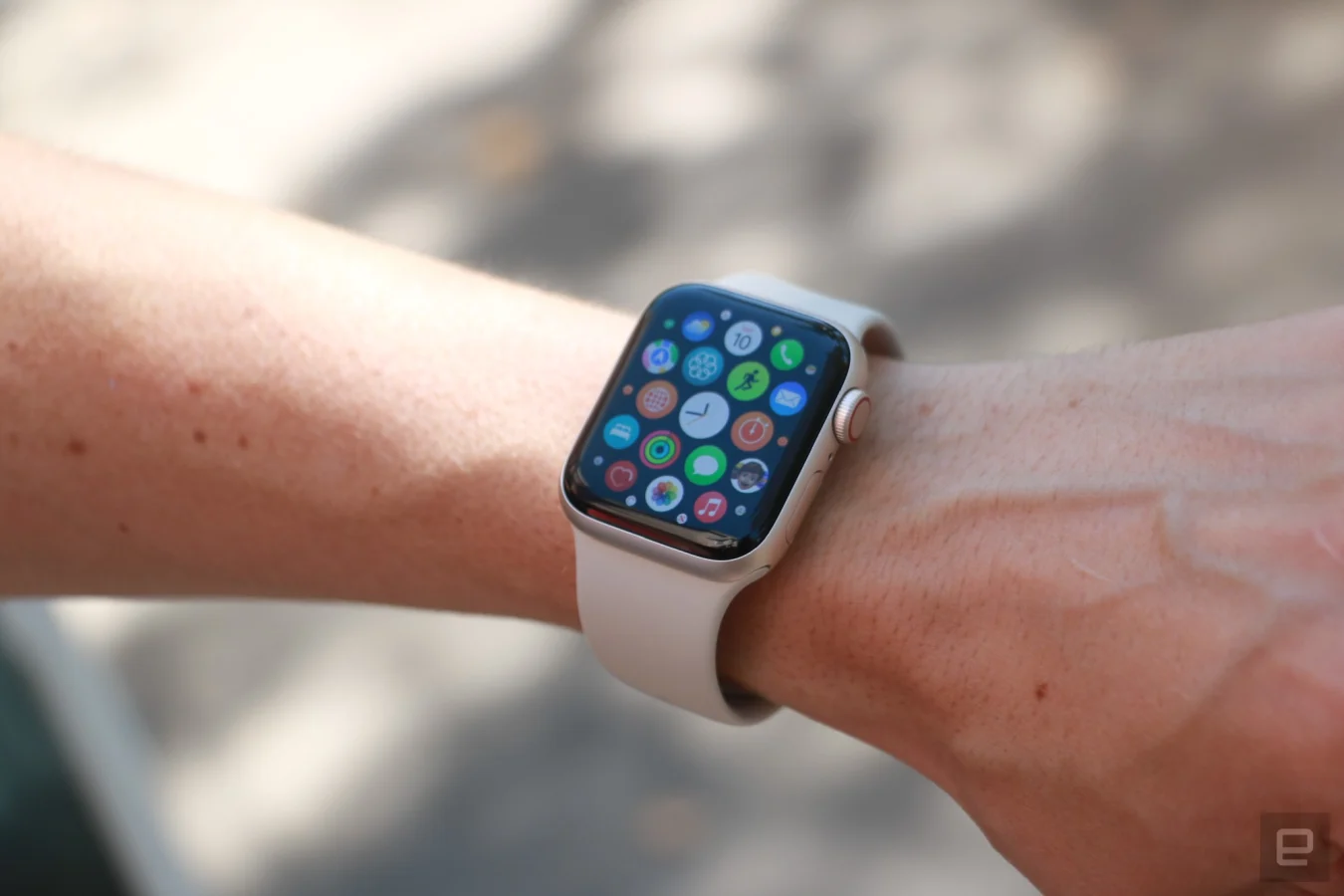 L'Apple Watch SE (2022) au poignet d'une personne, montrant la galerie d'applications.