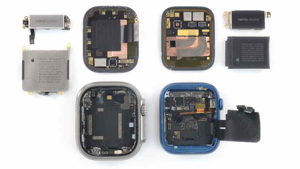 La batterie et le moteur Taptic de l'Ultra (à gauche) sont nettement plus grands et plus lourds (respectivement) que sur la série 7 (à droite).