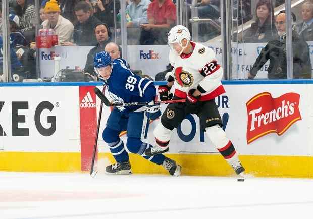 Denis Malgin des Maple Leafs se bouscule pour profiter de la deuxième ligne