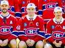 Le nouveau capitaine Nick Suzuki pose pour une photo d'équipe avec les capitaines adjoints Joel Edmundson (à gauche) et Brendan Gallagher au tournoi de golf des Canadiens à Laval-sur-le-Lac le 12 septembre.