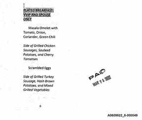 Instructions à une entreprise de restauration de vol d'un steward de vol de l'ARC, y compris des instructions spéciales pour les options de petit-déjeuner à l'assiette pour la gouverneure générale Mary Simon et son mari Whit Fraser lors de leur voyage d'une semaine à l'Expo 2020 à Dubaï plus tôt cette année.