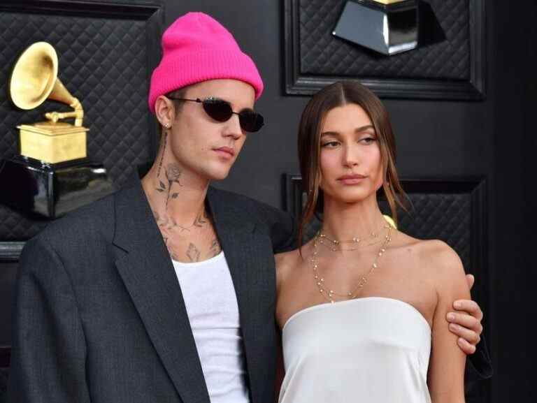 Hailey Bieber parle de la vie sexuelle, des trios et du drame de Selena Gomez