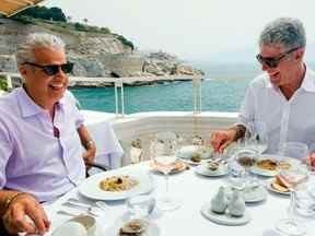 Anthony Bourdain, à droite, et le chef Eric Ripert déjeunent au Petit Nice du chef Gérald Passedat à Marseille pour sa série Anthony Bourdain: Parts Unknown.  CNN