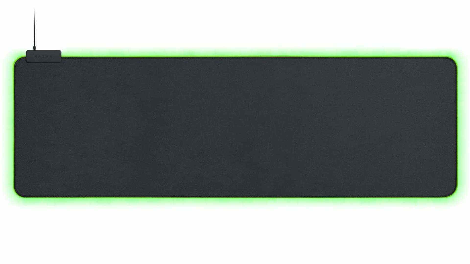 Un tapis de souris Razer Goliathus Extended Chroma a des bords éclairés RVB verts sur fond blanc