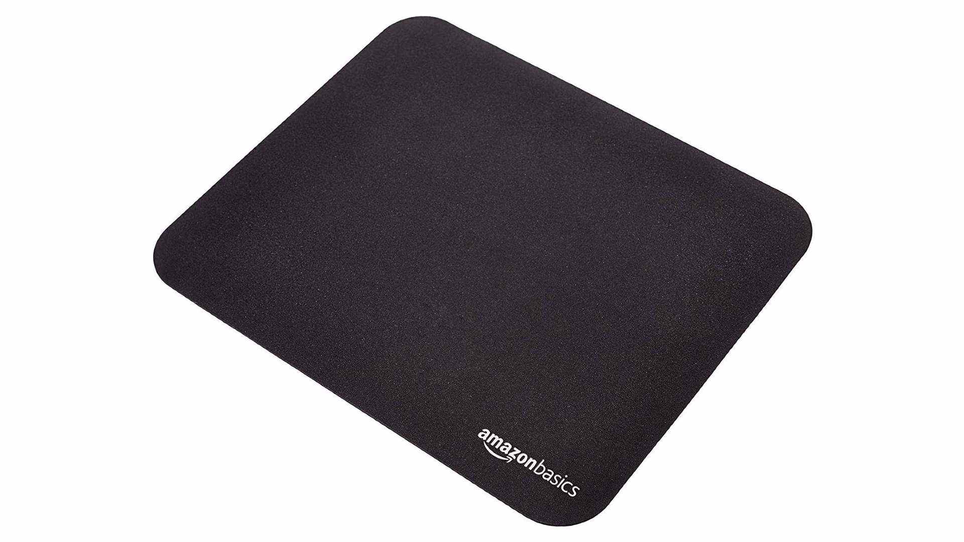 Petit tapis de souris noir avec logo Amazon blanc dans le coin inférieur droit